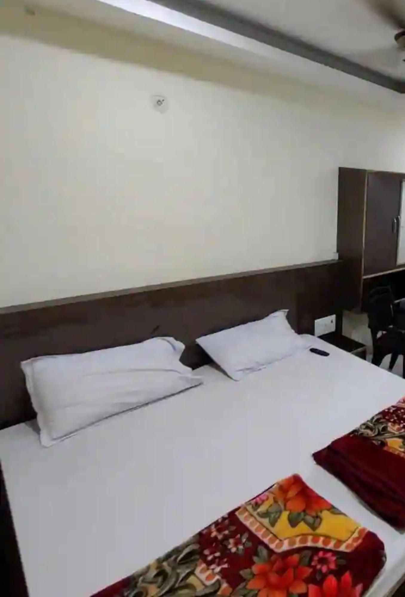 Hotel Swastik Guest House Varanasi - Perfect Location And Comfortable Room Kültér fotó